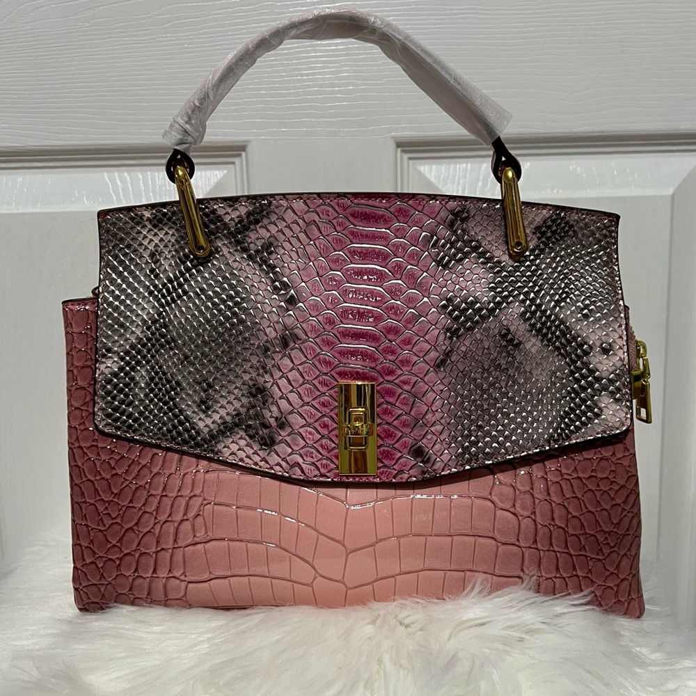 💗 *NWT* Elegant Pink Crocodile Pattern‎ Handbag